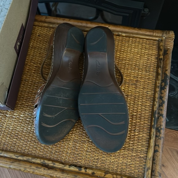 Clarks Wendy soft cushion tan/brown closed toe sandals, kitten heel size 11w - Picture 4 of 6